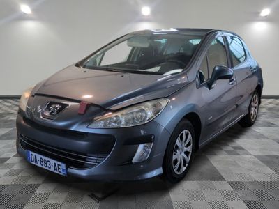 la photo d'une voiture grise garée dans un garage
