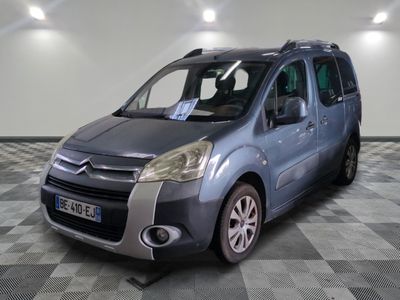 la camionnette grise est garée sur un sol en damier dans le garage