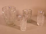 trois vases en verre posés sur une table l'un à côté de l'autre