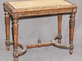 une table en bois avec un plateau en osier sur fond gris