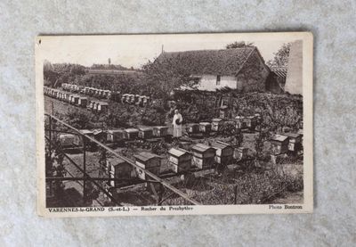 une photo d'une carte postale représentant une ferme avec des ruches