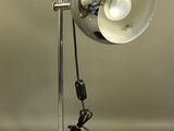 une lampe posée sur un pied, sur une table