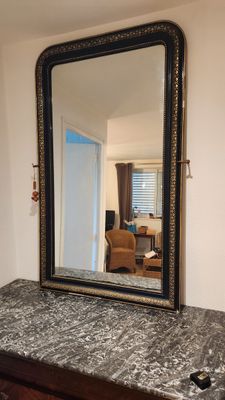 un miroir posé sur une commode dans une pièce