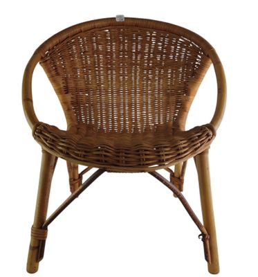 un gros plan d'une chaise en osier sur fond blanc