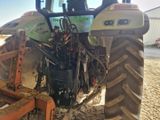un tracteur garé dans la terre