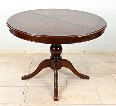 une table ronde avec un plateau en bois posée sur un sol carrelé