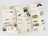 de nombreux types de timbres et d'enveloppes disposés sur une table
