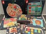 Plusieurs puzzles et jeux de réflexion pour enfants sont posés sur une couverture rayée.
