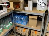 de nombreuses caisses et bidons d'eau sur les étagères