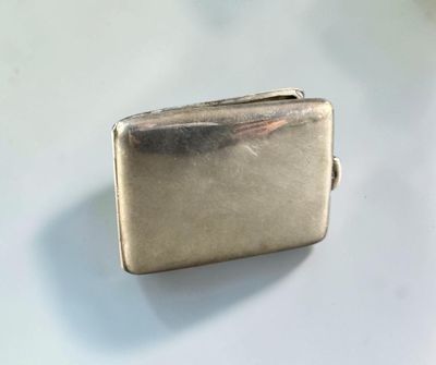 bague plaquée argent avec un motif rectangulaire sur le devant
