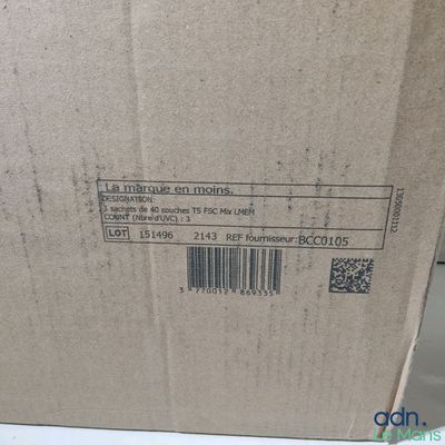 un gros plan du dos d'une boîte sur laquelle figure un code-barres