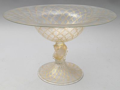 une table en verre sur laquelle est posé un bol en verre