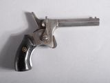 gros plan d'un revolver sur une surface blanche
