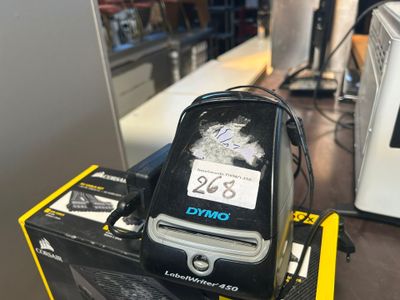 un téléphone portable cassé posé sur une boîte