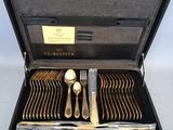 un coffret contenant de l'argenterie sur une table