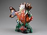 une figurine représentant un poisson posé sur une table