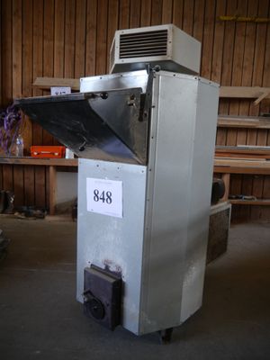 une machine qui se trouve à l'intérieur d'un bâtiment