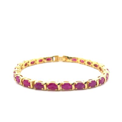 un bracelet en or jaune orné de pierres roses sur fond blanc
