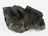 cristaux de tourmaline verte sur fond blanc