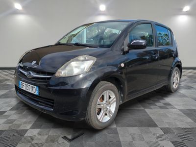 la photo d'une petite voiture noire garée dans un garage