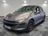 la voiture argentée est garée dans le garage sur le sol en damier