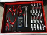 une trousse à outils dans une boîte rouge contenant des outils