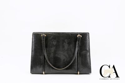 un sac à main en cuir noir avec une poignée dorée