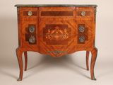 une image représentant une petite commode ornée d'un tableau sur la façade