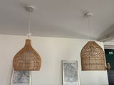deux lampes suspendues au plafond au-dessus d'un lit