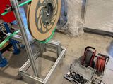 une machine posée sur le sol d'une pièce