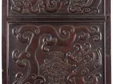 une vieille plaque en bois ornée d'un motif
