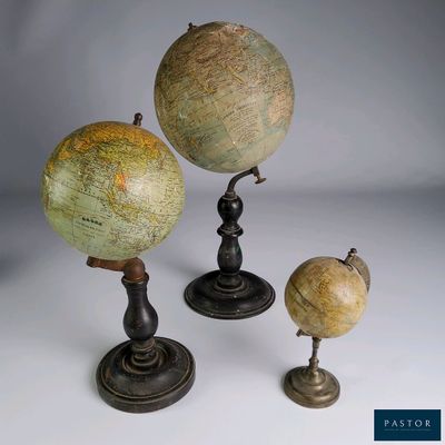 trois types différents de globes empilés les uns sur les autres
