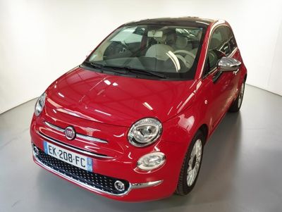 La petite voiture rouge est garée dans une pièce blanche.