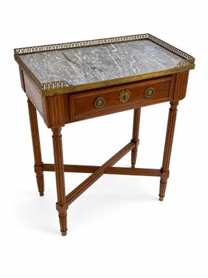 une photo d'une table d'appoint au plateau en marbre, dotée de deux tiroirs