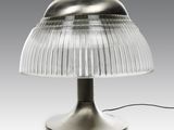 une image représentant une lampe de table surmontée d'un abat-jour en verre