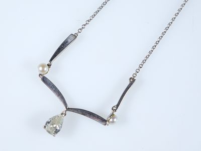 gros plan d'un collier sur une surface blanche