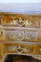 Commode tombeau en bois de placage disposé en frisage à déco… (photo 6)