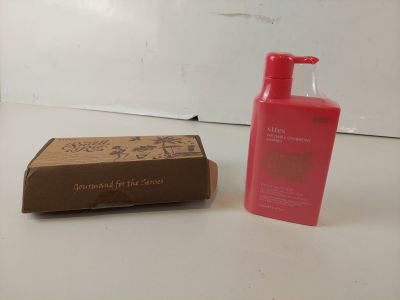 un flacon de lotion et une boîte de savon posés sur une table