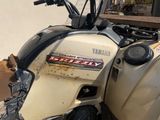 une moto garée à côté d'un immeuble