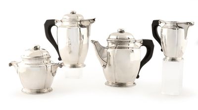 quatre pièces de service à thé et à café en argent sur fond blanc