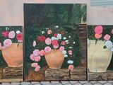 trois tableaux représentant des vases avec des fleurs sur un mur de briques