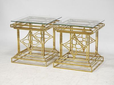 paire de tables d'appoint en laiton et en verre ornées de motifs géométriques