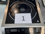 une plaque de cuisson portant un numéro, dans une cuisine