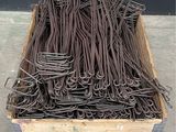 une caisse en bois remplie d'une multitude de tiges d'acier