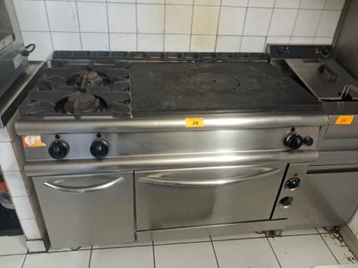 une plaque de cuisson en acier inoxydable équipée de deux feux