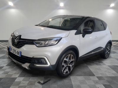 la voiture blanche est garée sur le sol à carreaux d'un garage