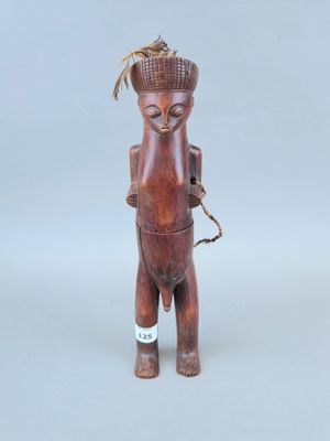 une image représentant une figurine en bois d'un homme portant un panier sur la tête