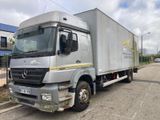 un camion garé sur le côté de la route