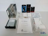 de nombreux appareils électroniques posés sur la table
