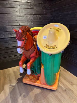 un cheval en peluche coiffé d'un chapeau de cow-boy